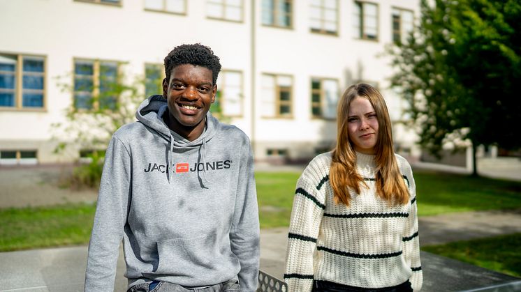 Skärholmen-eleverna Antonio och Zuzanna framför IEGS