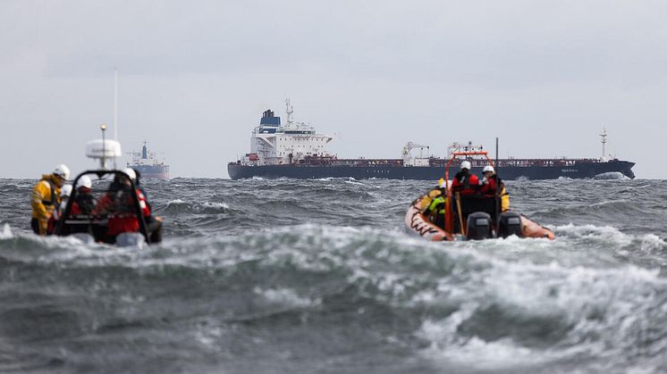 Greenpeace Boote nähern sich einem Tanker der russischen Schattenflotte vor der deutschen Ostseeküste.  Foto Daniel Müller / Greenpeace