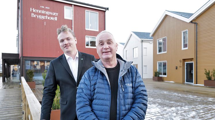 Hotelldirektør Magnus Kalvøy (tv) ved nye Henningsvær Bryggehotell sammen med Classic Norway Hotels-eier Erik Berg