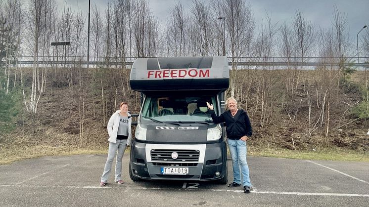 Helena, Peter och husbilen FREEDOM.JPG