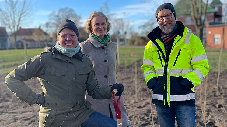 På bilden: Anna Thore ordförande Vatten- och miljönämnden, Elvira Laneborg hållbarhetsstrateg för klimat och miljö och Anders Linder, landskapsarkitekt.