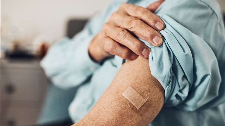 Plåster på arm efter vaccination.