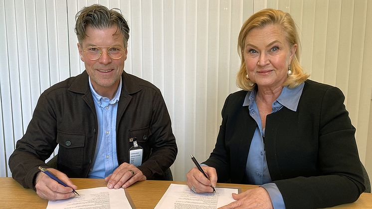 Petter Skogar och Maria Hemström Hemmingsson signering.jpeg