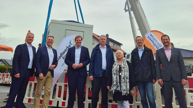Spatenstich: D. Ebert (GigaNetz), Dr. T. Stöhr (Gigabitregion FrankfurtRheinMain), M. Landwehr (Stadtwerke Rüsselsheim), P. Burghardt (Oberbürgermeister), M. Schmitz-Henkes (Ortsvorsteherin), S. Valerius (Stadtrat), W. Thielen (GigaNetz)