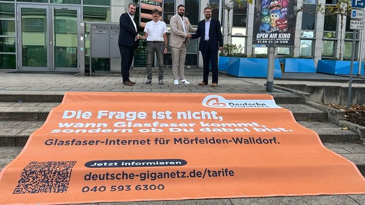 Andreas Graaf-von der Ahe, Manager Regionale Kooperation bei der Deutschen GigaNetz, Thomas Winkler, Bürgermeister, Can Güler, Regionalleiter Sales Mitte bei der Deutschen GigaNetz, Karsten Groß, Erster Stadtrat und Wirtschaftsdezernent (v. l. n. r.)