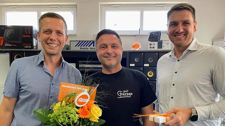 Roy Radtke von der Hifigarage Delitzsch (m.), Christian Voß (l.) und Danny Trodler (r.) von der Deutschen GiagNetz ©Deutsche GigaNetz
