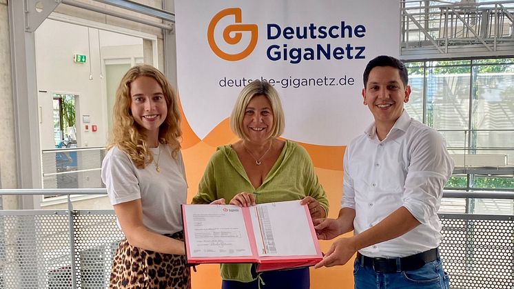 Kommunalvertrag in Kaarst unterzeichnet. Madita Beeckmann, Wirtschaftsförderung Kaarst (l.), Ursula Baum, Bürgermeisterin Kaarst (m.) und Serdar Karafil, Team Lead B2B bei der Deutschen GigaNetz GmbH (r.) ©Deutsche GigaNetz