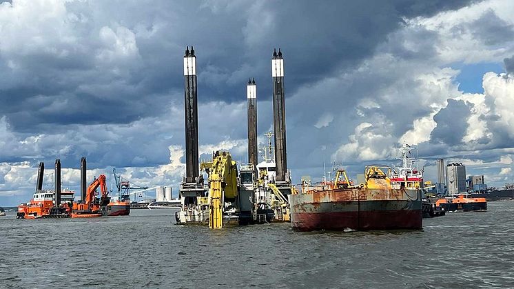 Grävmuddring sker med enskopeverk som med hjälp av långa stödben kan förankra sig i botten och förflytta sig 10 meter i taget. Magnors (mudderverket i förgrunden) största skopa rymmer 40 kubik. Till vänster i bild syns mudderverket Optimus. 