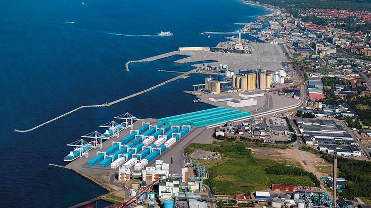 Helsingborgs hamn är Sveriges näst största containerhamn och en central del av regionens näringsliv. En flytt av hamnen till ett sydligare läge skulle stärka hamnens utveckling och konkurrenskraft, visar en ny rapport. Foto: Helsingborgs Hamn