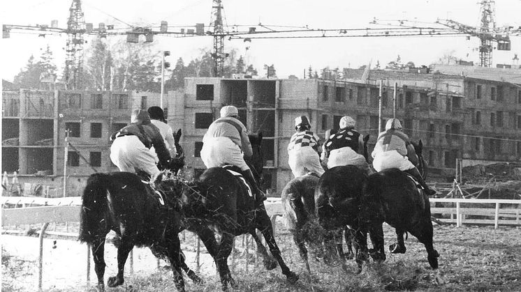 Täby Galopp år 1967 i bakgrunden växer ny bebyggelse fram, fotograf okänd. Bild från Täby hembygdsförening.