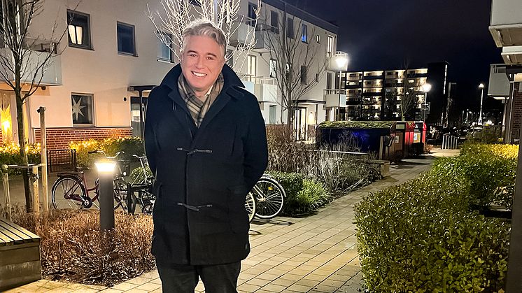 Stadsarkitekt Björn Bensdorp-Redestam på plats vid Grönkullagatan 29–35, ett renovering som nyligen fick ett hedersomnämnande i Helsingborgs nyinrättade stadsbyggnadspris.