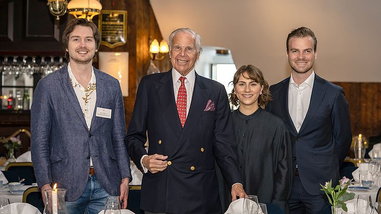 Anders Wall omgiven av stipendiaterna Patrick Widuch, Sverige, Nora Kigure, Lettland och Sebastian Mellblom, Finland. (Foto: Karin Röse)
