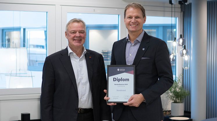 Storebrand har utmerket seg best i forhold til Söderberg & Partners kriterier innen til bærekraftig livsforsikring. Her mottar Odd Arild Grefstad, konsernsjef i Storebrand, diplomen fra Jan Kjetil Hvamstad, CEO i Söderberg & Partners.