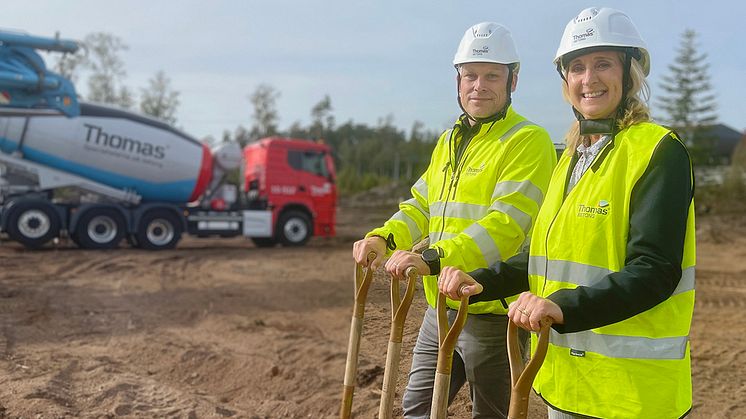 Thomas Betong gör en storsatsning i Stockholm och etablerar en ny betongfabrik i Stäket. Regionchef Magnus Persson och vd Carina Edblad fanns på plats för att ta första spadtaget.