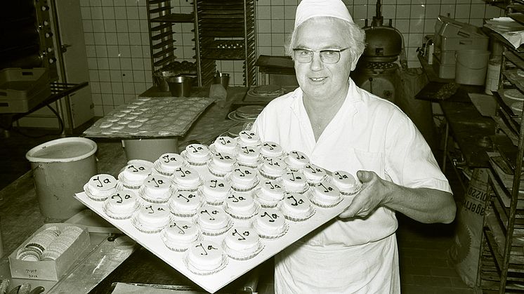 Bagare Bror Persson med Ja-bakelser som han och kollegorna på konditori Heden i Ljungbyhed skapade speciellt för omröstningen. Foto: Ove Karlsson