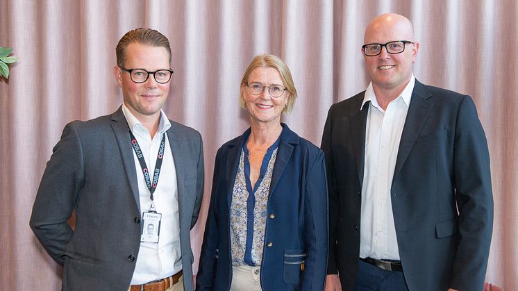 Martin Junblad, vd Cobab tillsammans med Åsa Hedenberg, tillförordnad vd och Håkan Lindblom, affärsområdeschef fastighetsutveckling på Huddinge Samhällsfastigheter. (Foto: Maja Hoffner)