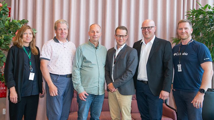 Från vänster: Frida Gustafsson, Huddinge Samhällsfastigheter, Christer Olsson, COBAB, Björn Wiklund, Huddinge Samhällsfastigheter, Martin Junblad, COBAB, Håkan Lindblom, Huddinge Samhällsfastigheter, Martin Holmström, COBAB.