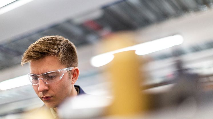 Arbeitnehmer, die eine betriebliche Altersversorgung über Entgeltumwandlung finanzieren, sparen 2024 mehr an Steuern und Sozialabgaben. Foto: ThisisEngineering RAEng/unsplash.com