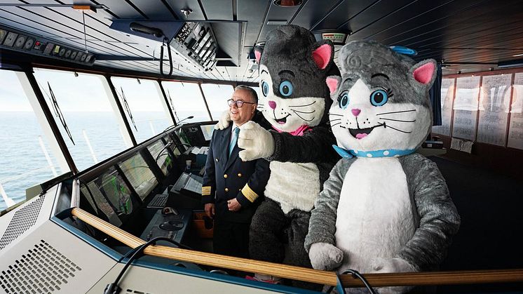 Birka Gotlands intendent Bosse Limnell med Pelle Svanslös och Maja Gräddnos på fartygets kommandobrygga. Foto: Birka Gotland