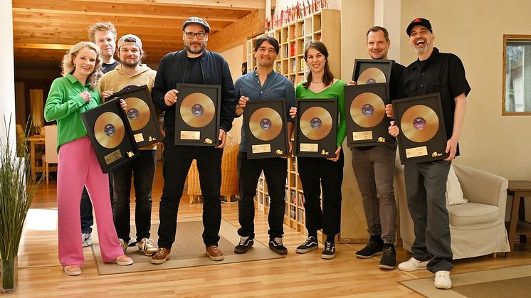 Drei Goldene Schallplatten für tonies: „Schlummerbande“ über 300.000 Mal verkauft