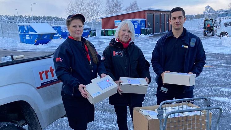 Louise Dieck från Rapid Relief Team tillsammans med Monika Lindström från One Step och medarbetare på häktet i Kristianstad.