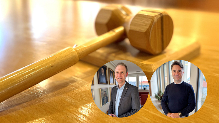 Bild på ordförandeklubban och Per Svensson och Christian Skröder. 