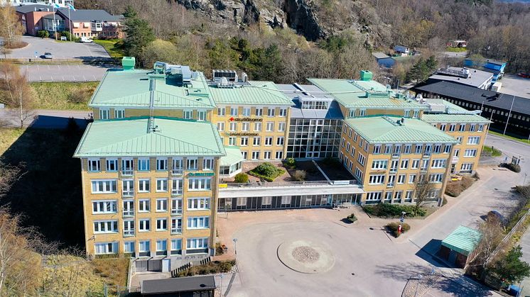 Nya värmepumpar, ventilationsaggregat och 14 borrhål på 300 meters djup har gett mindre energibehov och ny energiprestanda i Wallenstam.s fastighet på Gruvgatan 6 - 8.