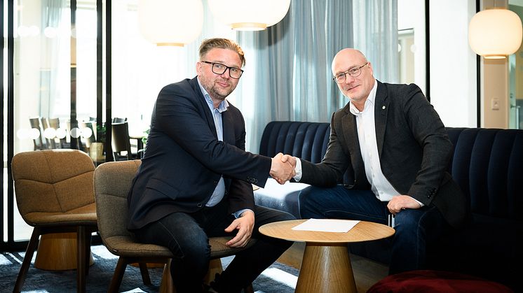 Micael Lawson, vd på Recas, och Mats Jägstam, rektor vid Högskolan Väst, signerar en gemensam avsiktsförklaring. 