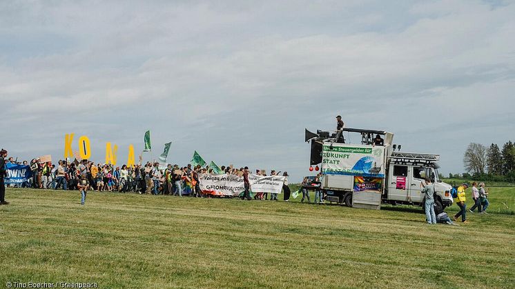 Unter dem Motto „Neue Gasbohrungen stoppen – am Ammersee und anderswo“, protestieren rund 1200 Teilnehmer:innen gegen die geplanten Gasbohrungen im oberbayerischen Reichling. © Tino Boecher / Greenpeace