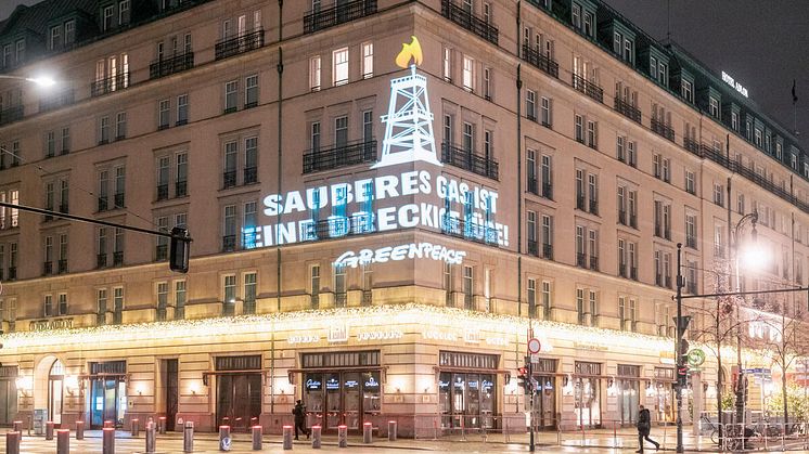 Greenpeace-Aktivist:innen protestieren mit Projektion gegen  Netzwerktreffen der Gasindustrie 