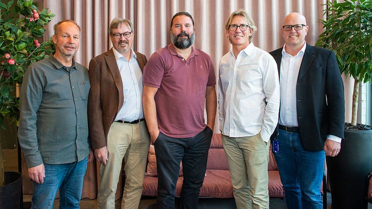 fr. v. Huddinge Samhällsfastigheter: Björn Wiklund, projektchef, Anders Melin, projektchef. Arcona: Johan Månsson, affärschef, Niklas Virving, entreprenadchef. Huddinge Samhällsfastigheter: Håkan Lindblom, affärsområdeschef Fastighetsutveckling