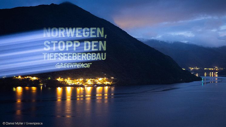 Projektion gegen Tiefseebergbau in Norwegen: Greenpeace Nordic und Greenpeace Deutschland starten zusammen mit Forschenden eine Arktis-Expedition zur Erforschung gefährdeter Meeressäuger im geplanten Tiefseebergbaugebiet.