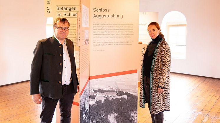 Dr. Matthias Donath, Vorsitzender des Freundeskreises Schlösserland Sachsen und Kurator der Ausstellung, gemeinsam mit Patrizia Meyn, Geschäftsführerin der ASL Schlossbetriebe gGmbH, in der neuen Sonderausstellung "Geheime Verschlusssache"