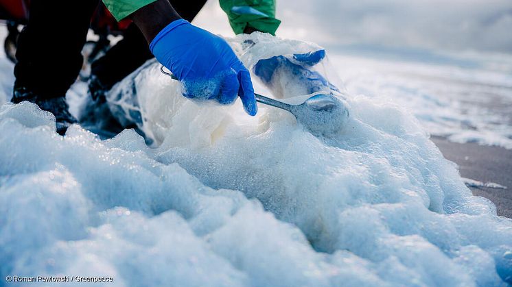Greenpeace findet in Meeresschaum an deutschen Nord- und Ostseeküsten hohe Konzentrationen stark schädlicher PFAS-Chemikalien