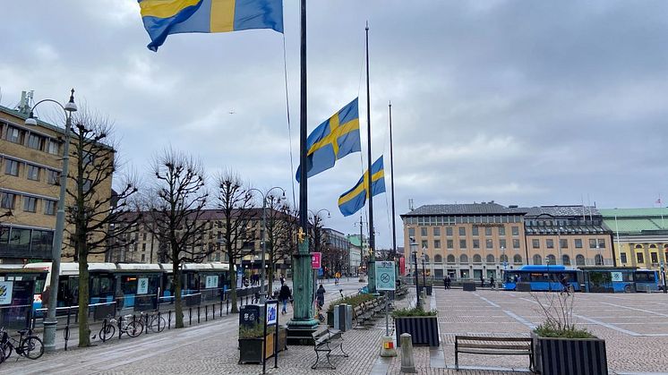 Göteborgs Stad flaggar på halv stång på stadens officiella flaggstänger vid Gustaf Adolfs torg med anledning av gårdagens våldsdåd på Campus Risbergska i Örebro. Foto: Göteborgs Stad