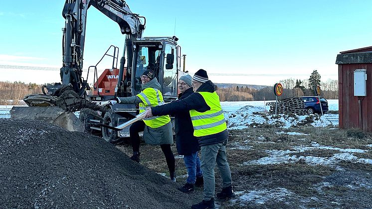 Karin Frejd, Mats Nilsson och Ulrik Bergman tar första spadtaget till en ny avloppsledning mellan Säter och Borlänge. 