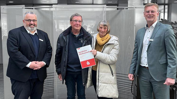 Geteilte Freude: Manfred und Brigitte Schwenzer erhalten ihren 5.000-Euro-Gewinn aus den Händen von Privatkundenberater Oliver Saier (li.) und dem Leiter des BeratungsCenter Emmendingen Helge Siewert