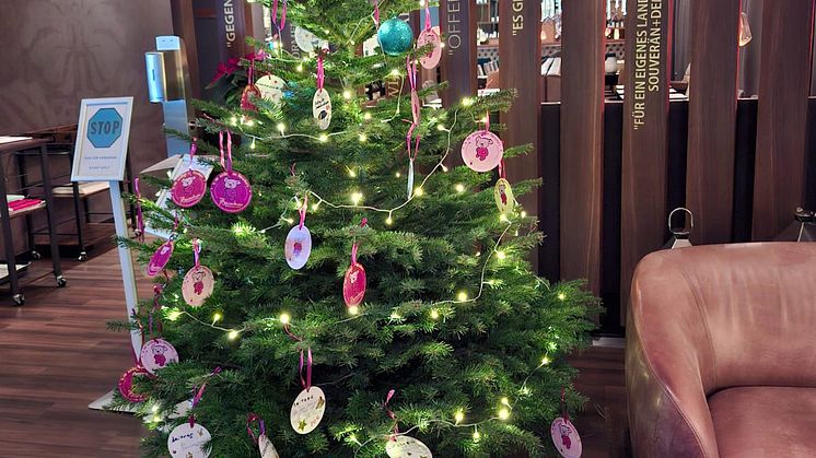 Weihnachtswunschbaum im Motel One City: Große Unterstützung für Bärenherz