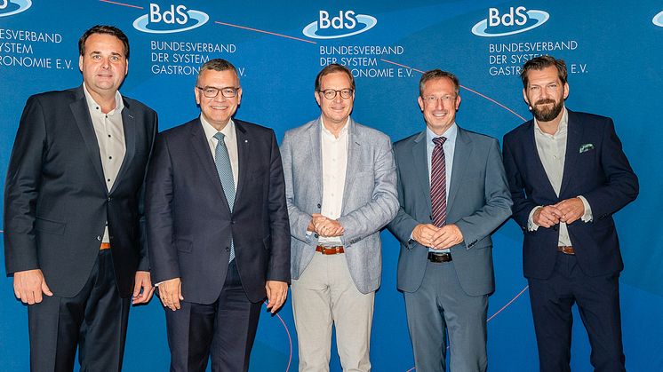 BdS-Präsident Matthias Kutzer, Staatsminister Dr. Florian Herrmann, CSU-Generalsekretär Martin Huber, MdB Stephan Thomae und BdS-Hauptgeschäftsführer Markus Suchert beim BdS-Mittagsempfang (v.l.n.r.).