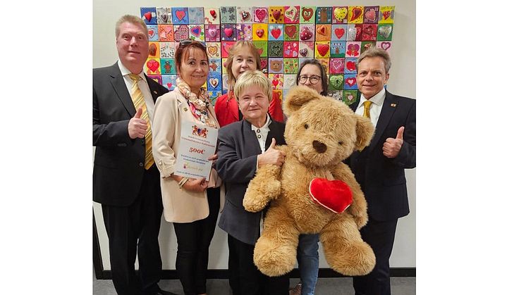 v.l.n.r. Jens Bähr, Luise Woidschützke, Ines Weber, Erika Uhlig (mit Bär), Kerstin Stadler (Bärenherz) und Matthias Kühn