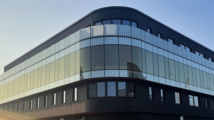 Boverkets nya huvudkontor i Karlskrona med böjt dynamiskt glas från ChromoGenics. Fasaden rymmer världens största installation i sitt slag.