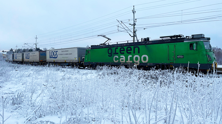 Elektrifierad och fossilfri transport. Mb-lok 4006 drar lastbilstrailers den drygt 1000 km långa sträckan mellan Borlänge och Luleå. Foto: Maria Lindholm/Green Cargo.