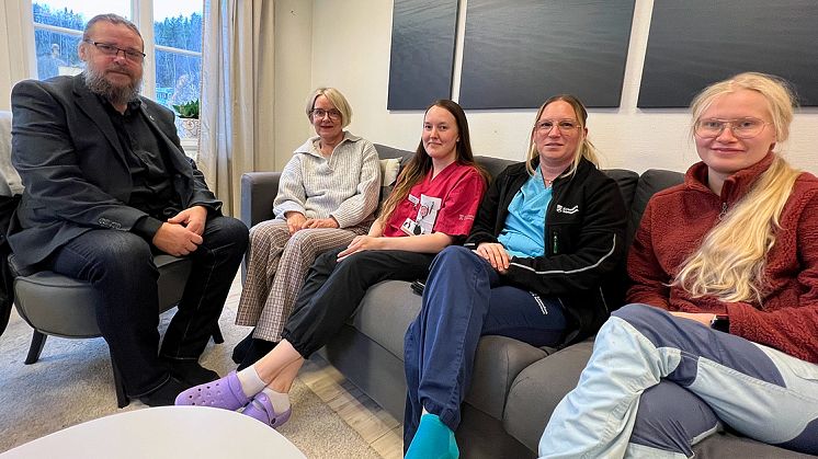 Att de ofrivilligt delade turerna inom äldreomsorgen är borta leder till glada miner. Nämndsordförande Carl-Gunnar Krooks (S) och medarbetarna Ingalill Wennstig, Emelie Eliasson, Mariana Öberg och Sofia Lodin ser bara fördelar med utvecklingen.