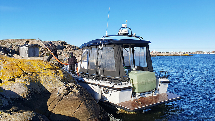 Båt med mobilt slamsugningssystem, Saxen, Sotenäs kommun.