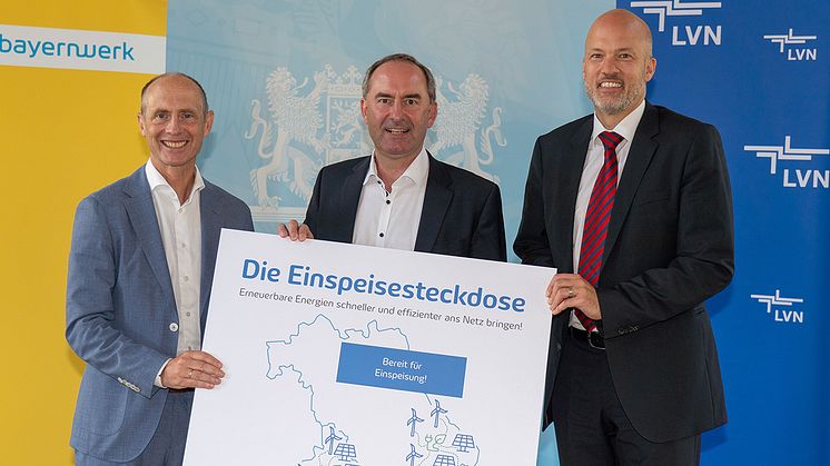 Plug and Play: Bayernwerk-Vorstandsvorsitzender Dr. Egon Westphal (links) und LEW-Vorstand Christian Barr (rechts) haben Staatsminister Hubert Aiwanger die sogenannte Einspeisesteckdose vorgestellt.