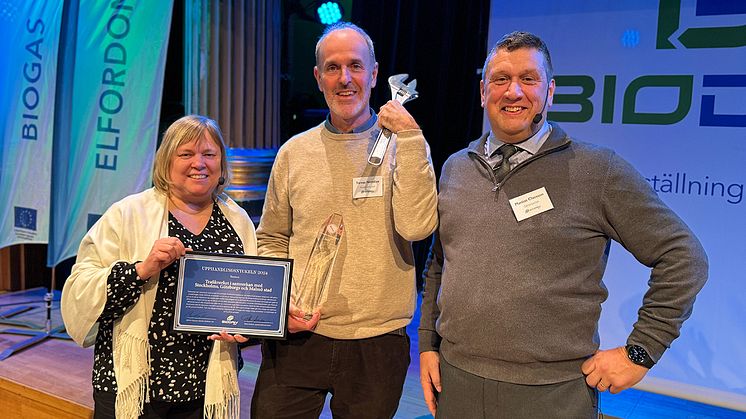 Tomas Nitzelius, Stockholms stad, representerade vinnarna av årets Upphandlingsnyckel. Här tillsammans med prisutdelarna Charlotta Englund, regionråd Region Örebro län och Mattias Claesson, regionråd Region Sörmland.