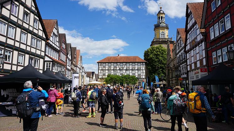 Wanderfans vor dem Start des MEGAMARSCH auf dem historischen Marktplatz in Rinteln