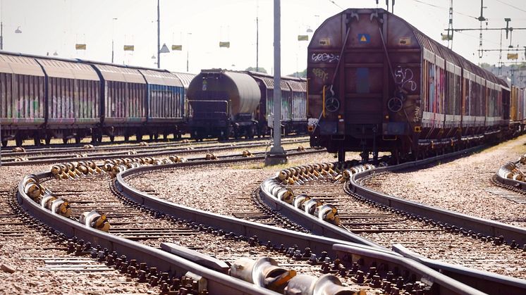 På rangerbangårdar världen över används fortfarande gammal teknik. Decels lösning ersätter manuella bromsklossar och dieseldrivna lok med ett energieffektivt och säkert system.
