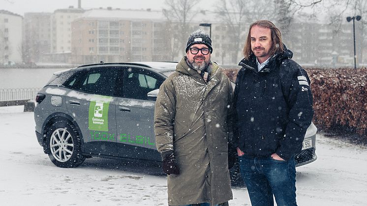 Jari Puustinen (M), ordförande i servicenämnden i Eskilstuna kommun och Fredrik Segerlund, verksamhetsutvecklare på transportenheten i Eskilstuna kommun. 