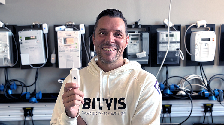 Gustav Kristiansson, CEO på Bitvis, med Power Hub – en realtidsadapter som kopplas till elmätaren.